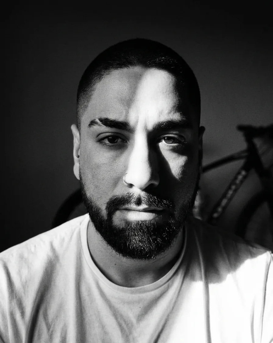 Retrato de Christian Riveira, con luz dura de un solo lado